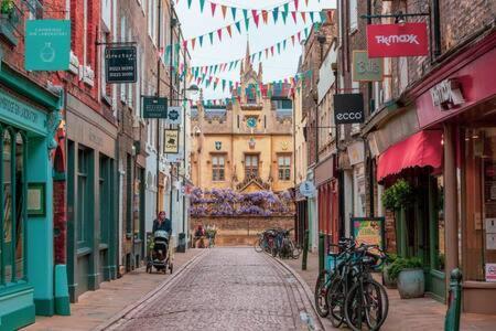 Central, Stunning 2 Bed Apartment With Parking! Cambridge  Buitenkant foto