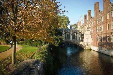 Central, Stunning 2 Bed Apartment With Parking! Cambridge  Buitenkant foto